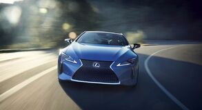 A TERMÉSZETES FÉNY JÁTÉKA: EGYEDI FÉNYEZÉST KAPOTT A LEXUS SZUPERSPORT KUPÉJA
